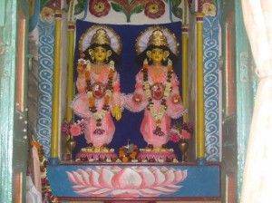 Sri Gaura Gadadara- as deidades adoradas por Srila Bhaktivinoda Thakura em sua casa