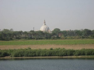 Vista do seu bhajana kutira- samadhi de Srila Prabhupada