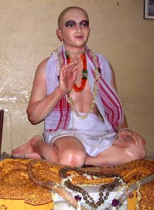 Murti de Srila Jiva Gosvami em seu samadhi-mandir no Templo Sri Radha Damodara