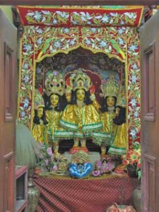 Deidade de Sri Panca-tattva no templo de Yogapitha