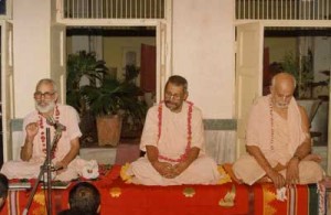 Os três  pilares da Gaudiya Vedanta Samiti: Srila Narayana Gosvami Maharaja, Srila Vamana Gosvami Maharaja e Srila Trivikrama Gosvami Maharaja