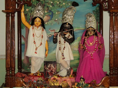Deidades no templo de Nidaya- ghata, em Rudradvipa