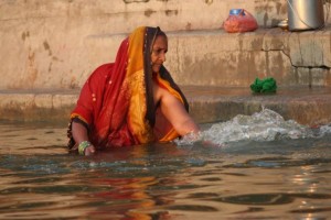 Fé e oração às margens de Ganga Devi