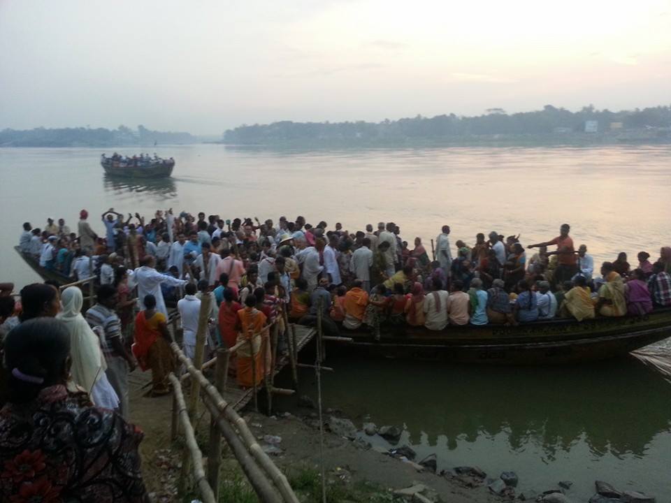 Devotos em peregrinação atravessando o lindo Ganges