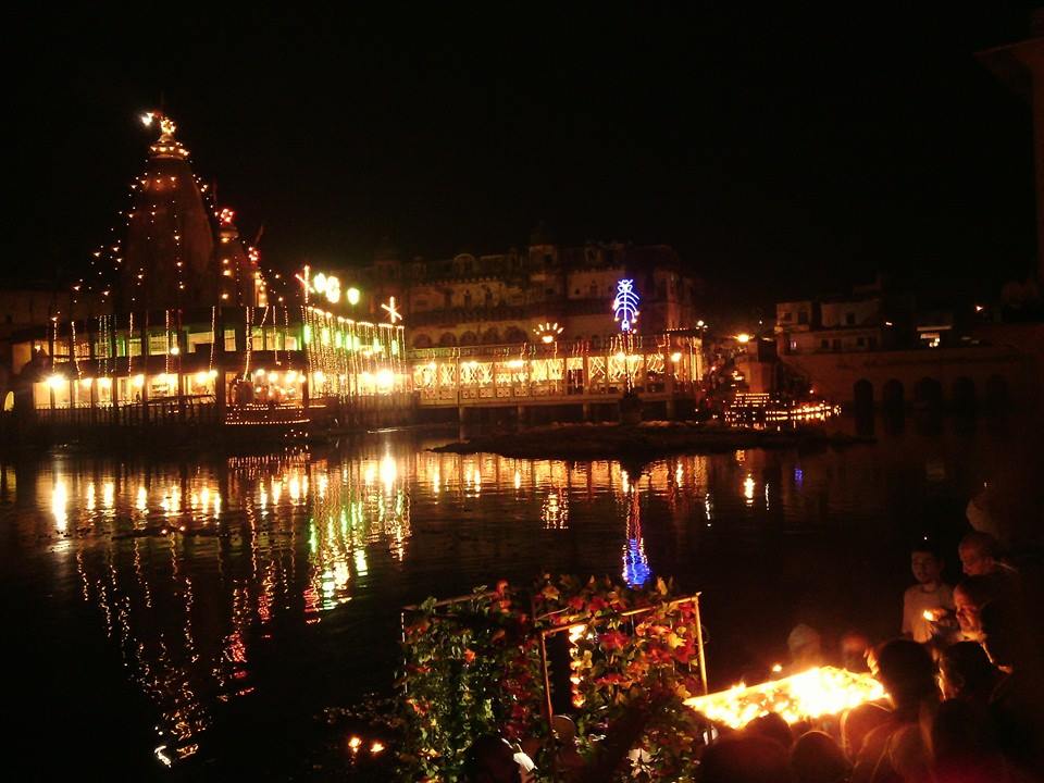 Darsan do belísimo Manasi Ganga, em Govardhana, na noite de Dipavali de 23 de outubro de 2014