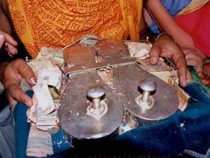 As sandálias usadas por Sri Caitanya Mahaprabhu, adoradas no templo de Sri Dhamesvara