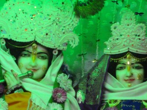 As doces Deidades de Sri Radha Krsna, em Navadvipa