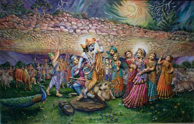 Estando sujeito à maya de Sri Krsna, o orgulhoso Indra inundou Gokula com correntes de chuva. Neste momento, Sri Hari levantou Giriraja- Govardhana e cuidadosamente protegeu Gokula.