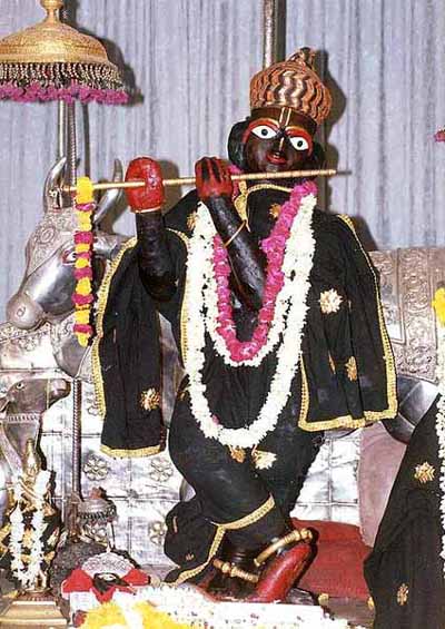 A original deidade de Sri Govindaji manifestada para Rupa Gosvami, encontrada agora em Jaipur
