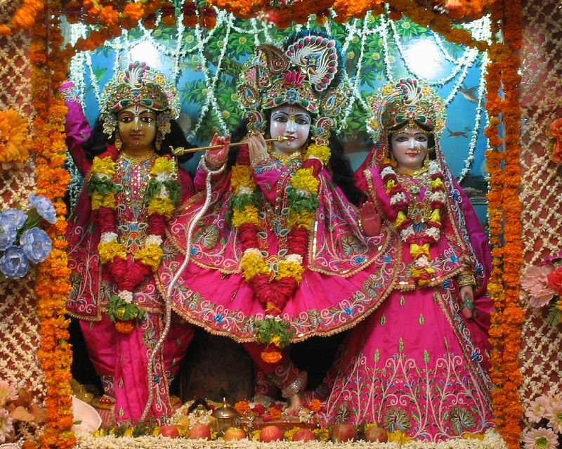 As tão amadas e especiais Deidades Sri Sri Radha-Vinoda Bihariji e Sriman Mahaprabhu