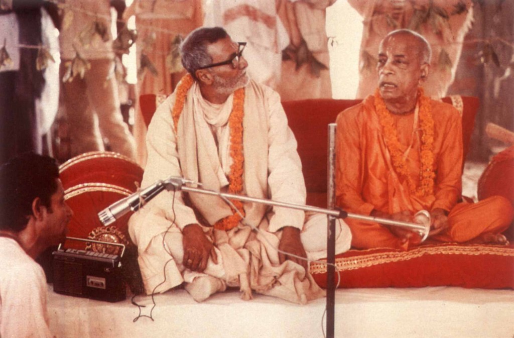 SrilaBhakti Raksaka Sridhara Gosvami Maharaja em encontro com seu querido irmão espiritual, Bhaktivendanta Swami Prabhupada