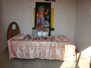 O quarto onde Srimati Radhika dormia sozinha, no terraço da casa