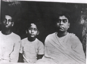 Bhaktivinoda Thakura à direita, e no meio seu querido filho, Bimala Prasada