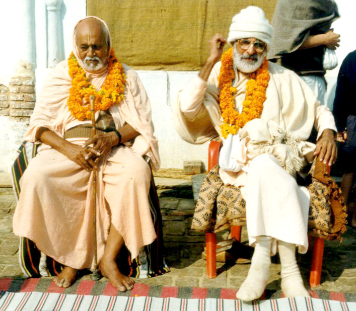 Srila Trivikrama Gosvami Maharaja (à esquerda) e Srila Narayana Gosvami Maharaja
