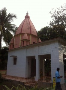 Darsan de Sri Gadhadara- bhavana, a casa de Sri Gadhadara, em Navadvipa Parikrama 2015