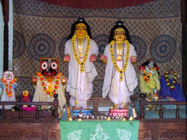 Deidades de Nitai e Goura adoradas por Vrindavana Dasa em Mamagachi.