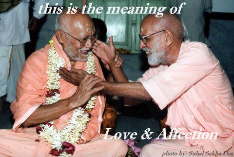 "Este é o significado de amor e afeição". (Srila Gurudeva à direita e Srila Bhakti Ballabha Tirtha Maharaja à esquerda)