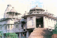 Sri Sri Krsna Balaram Mandir sendo construído em 1989-1990.