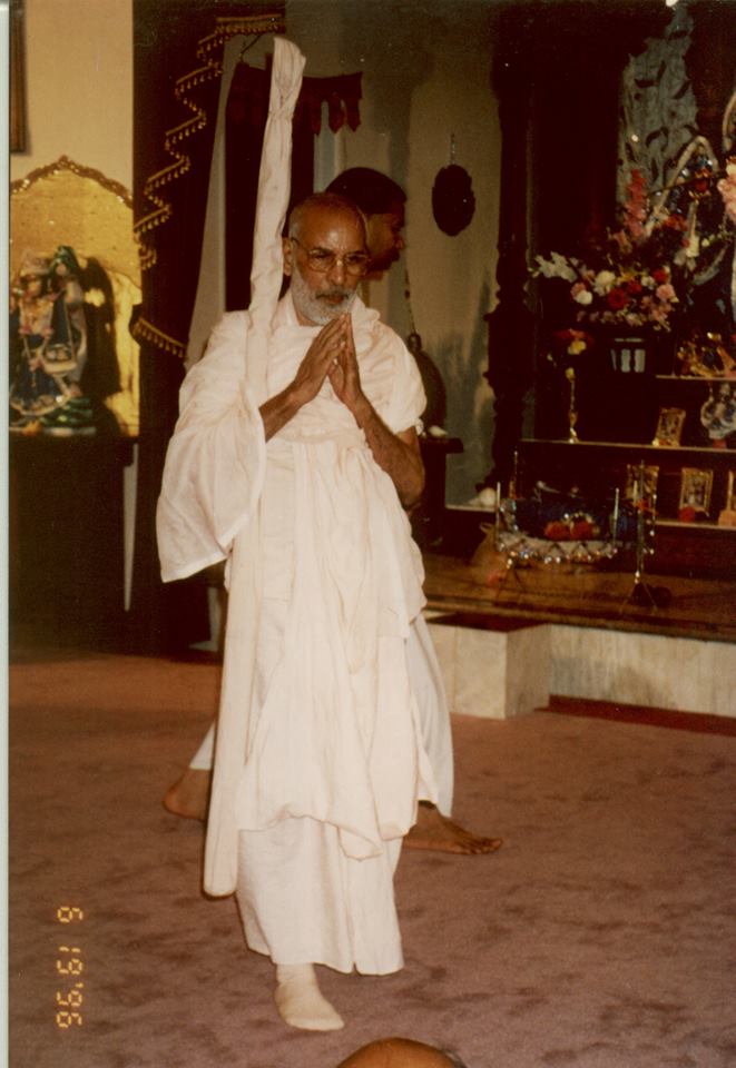 Quando Nityananda Prabhu fez que ia tocar-lhe os pés, Ele se adiantou para tocar os pés de Nityananda primeiro. Não ostentava falso ego algum, pensando: "Sou guru, todos devem me respeitar. Por que eu deveria respeitar os outros?". Na verdade, quem pensa assim não é devoto puro. Guru é aquele que respeita o próximo. 