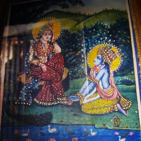 No templo antigo, nas margens do Mana-Sarovara, uma pintura de Sri Krsna é adorada, na qual Ele está ofertando Sua flauta e sua cabeça aos pés de lótus de Srimati Radhika, se empenhando para quebrar seu mana 