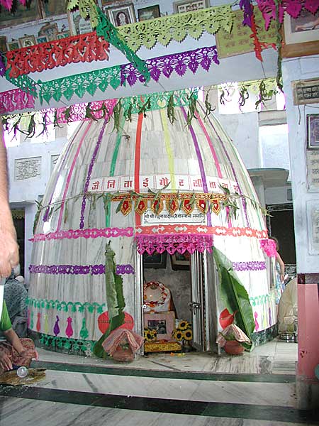 Samadhi de Srila Raghunata Dasa no Radha-kunda, Vrindavana.