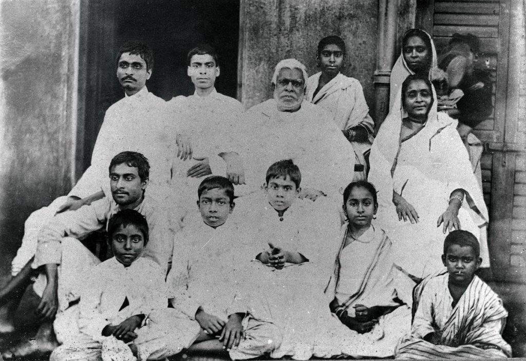 Srila Bhaktivinoda Thakura e sua grande família.